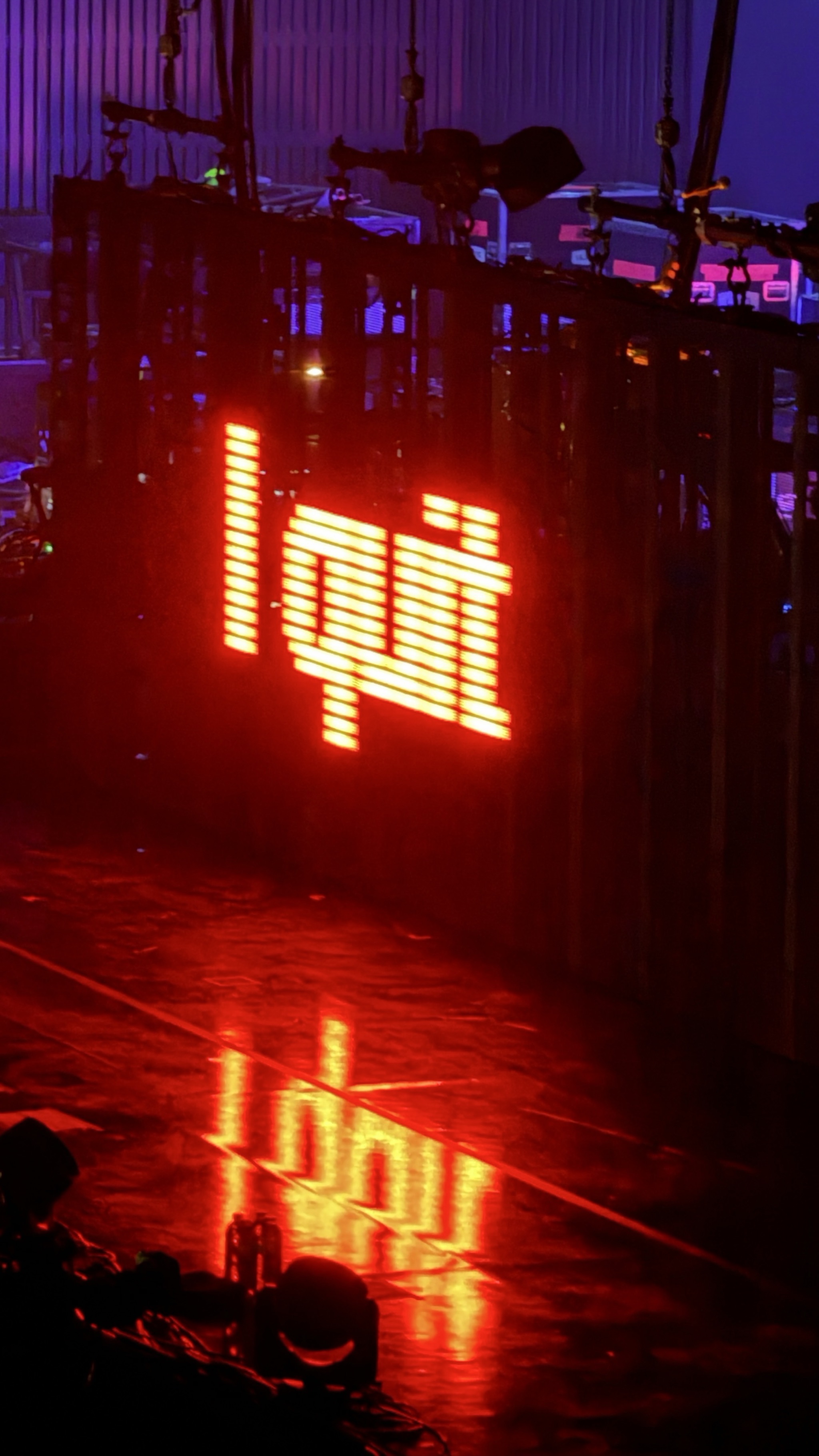 Haim onstage sign saying 'i quit'